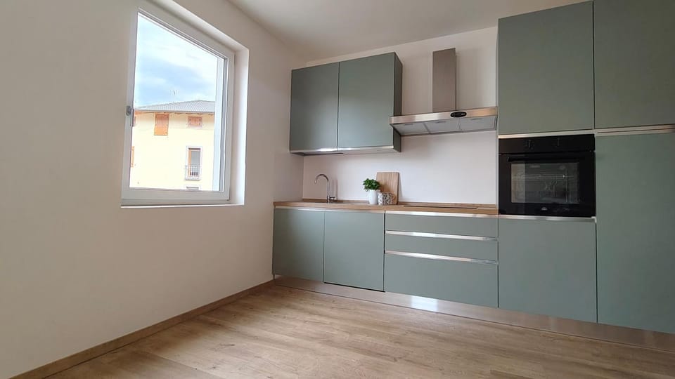 Kitchen or kitchenette, oven, pet friendly, stove