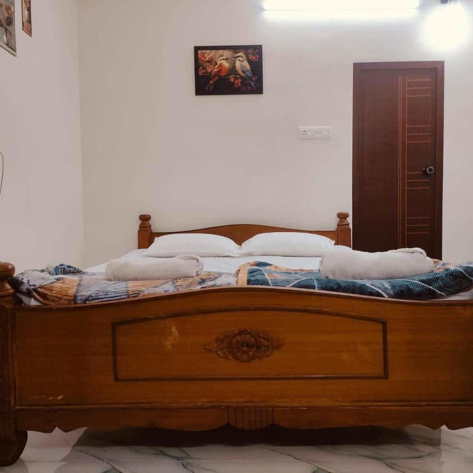 Bed, Bedroom, towels