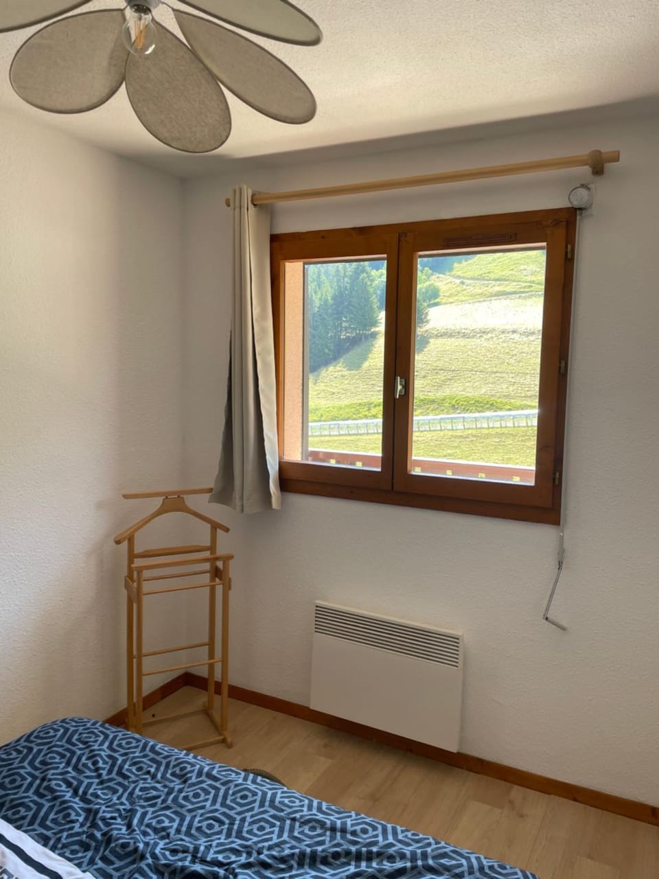 Bedroom, Mountain view