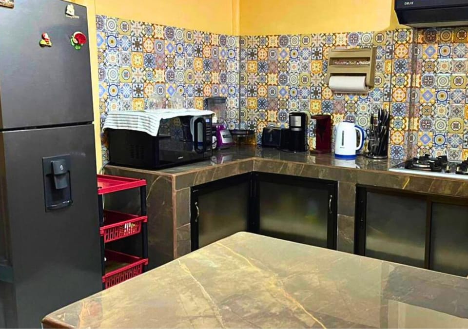 Coffee/tea facilities, Kitchen or kitchenette, Dining area, minibar, oven, toaster