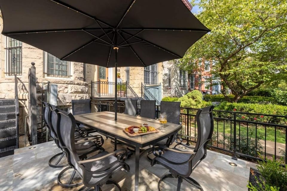 Luxury 4-BR with Free Parking in Heart of DC - Steps to Metro Apartment in District of Columbia