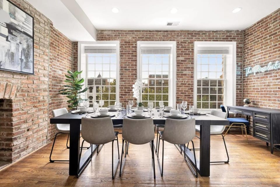 Luxury 4-BR with Free Parking in Heart of DC - Steps to Metro Apartment in District of Columbia