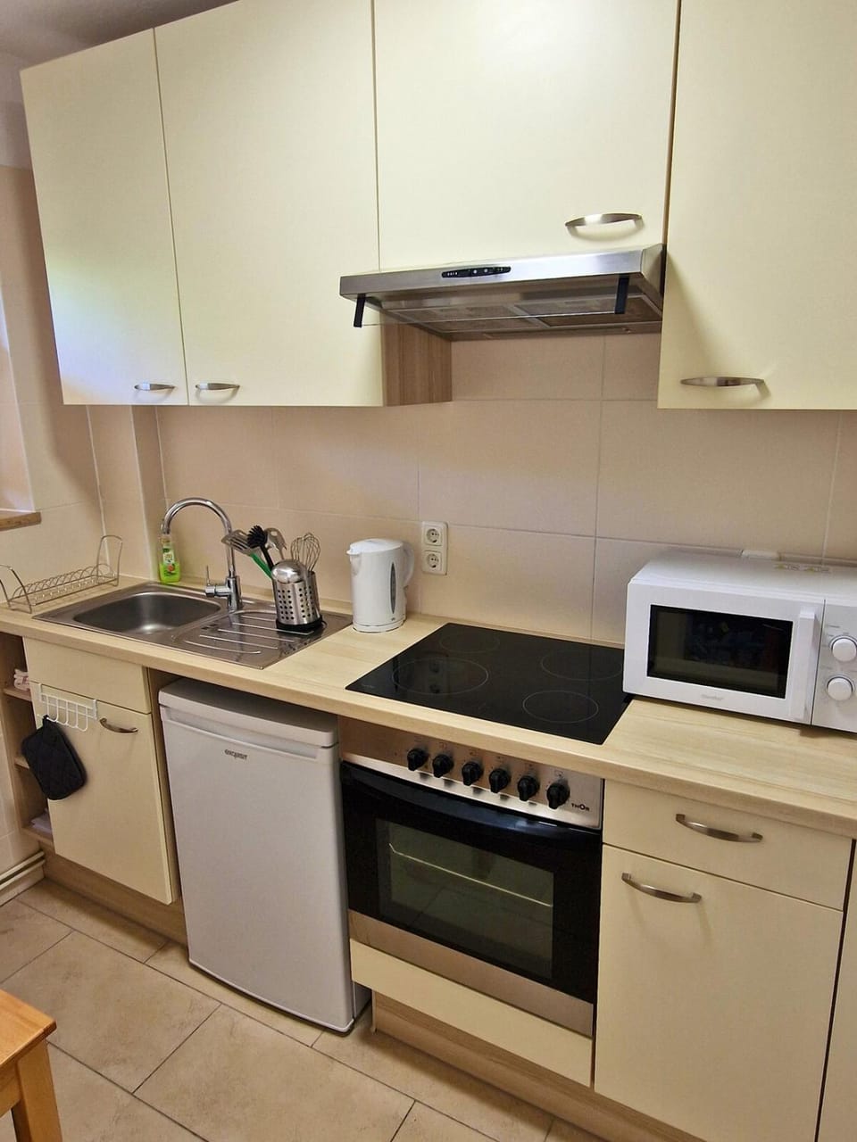 Coffee/tea facilities, Kitchen or kitchenette, dishwasher, oven, stove, toaster