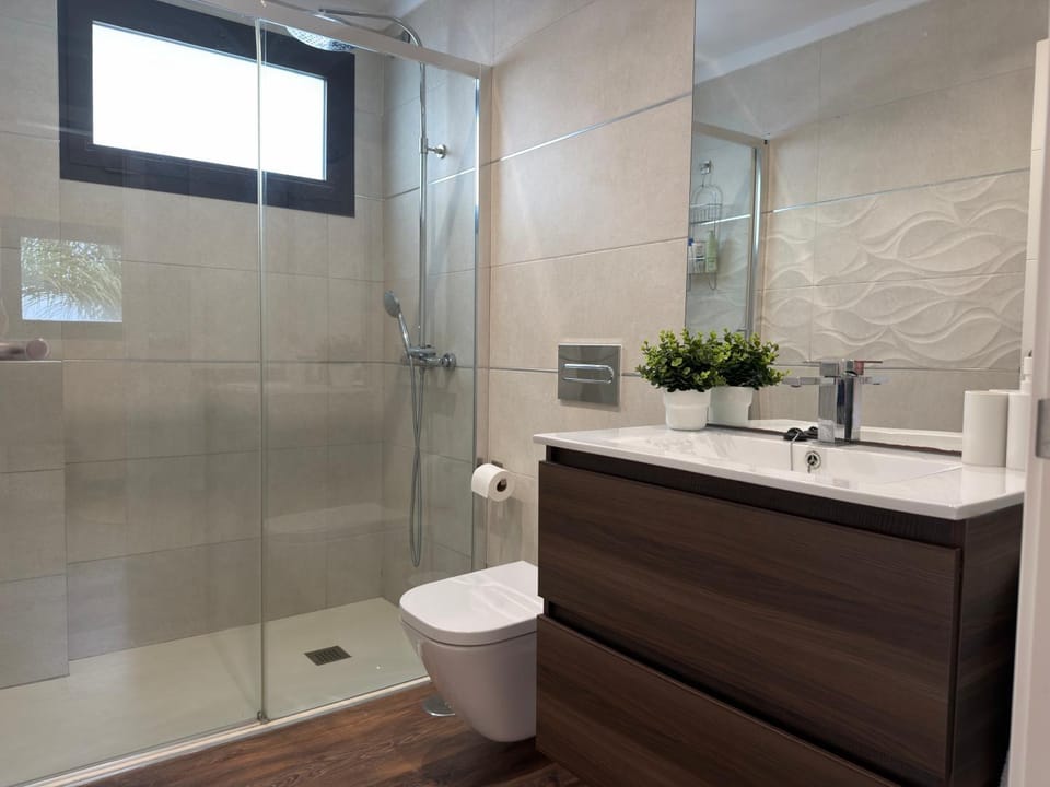 Shower, Toilet, Bathroom, towels