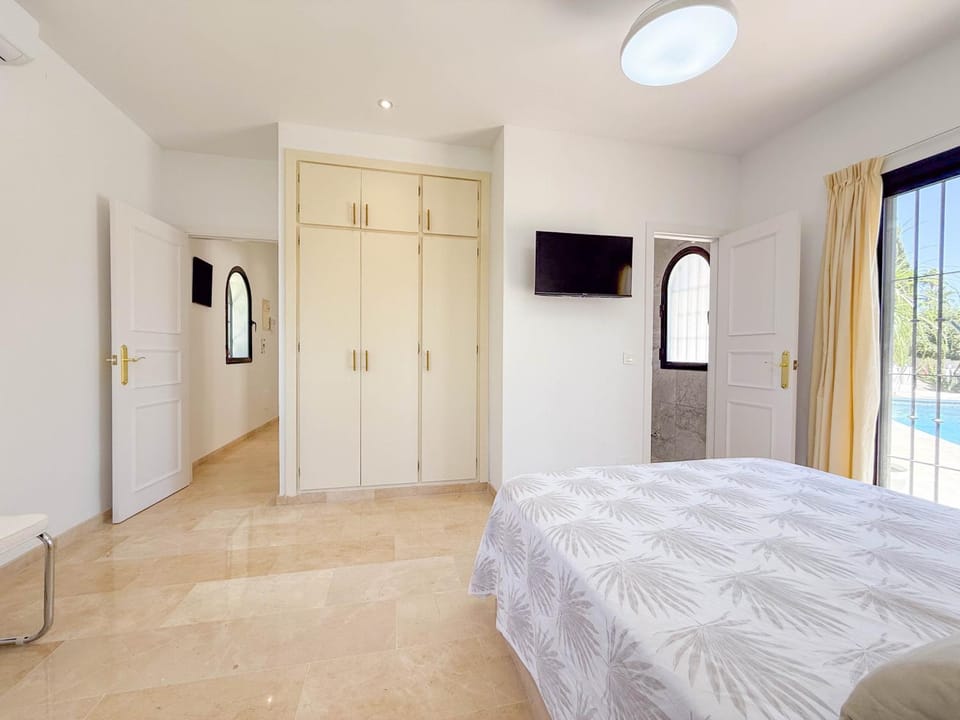 Bed, Photo of the whole room, Bedroom, wardrobe