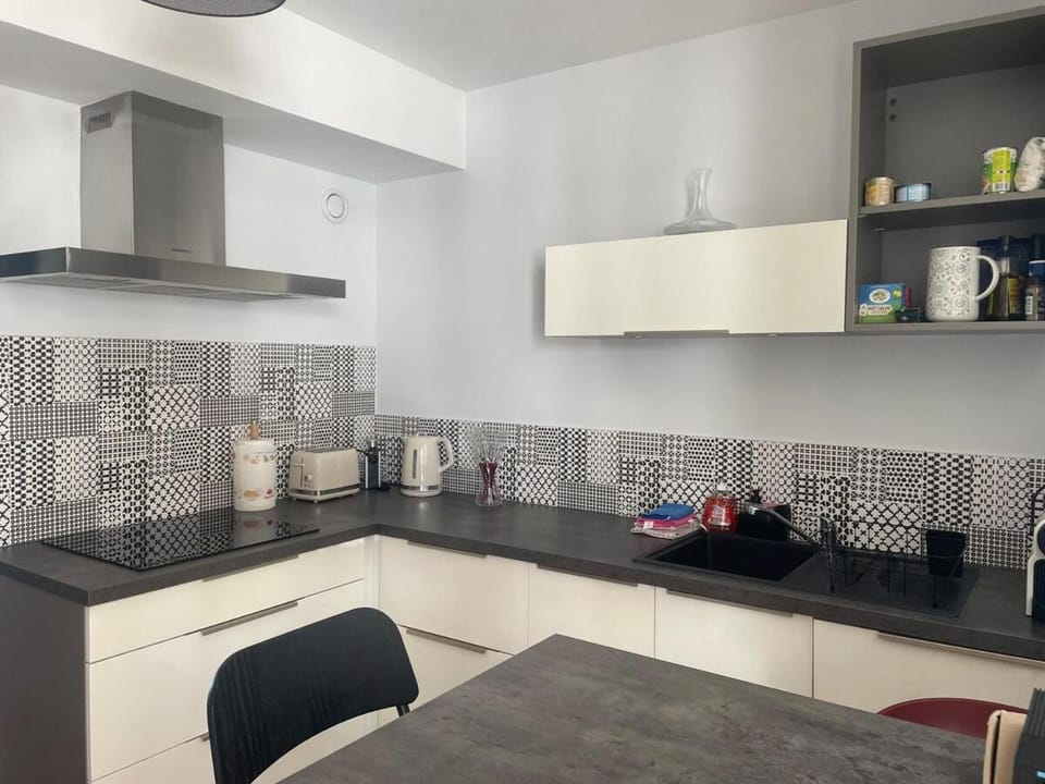 Coffee/tea facilities, Kitchen or kitchenette, Dining area, stove, toaster