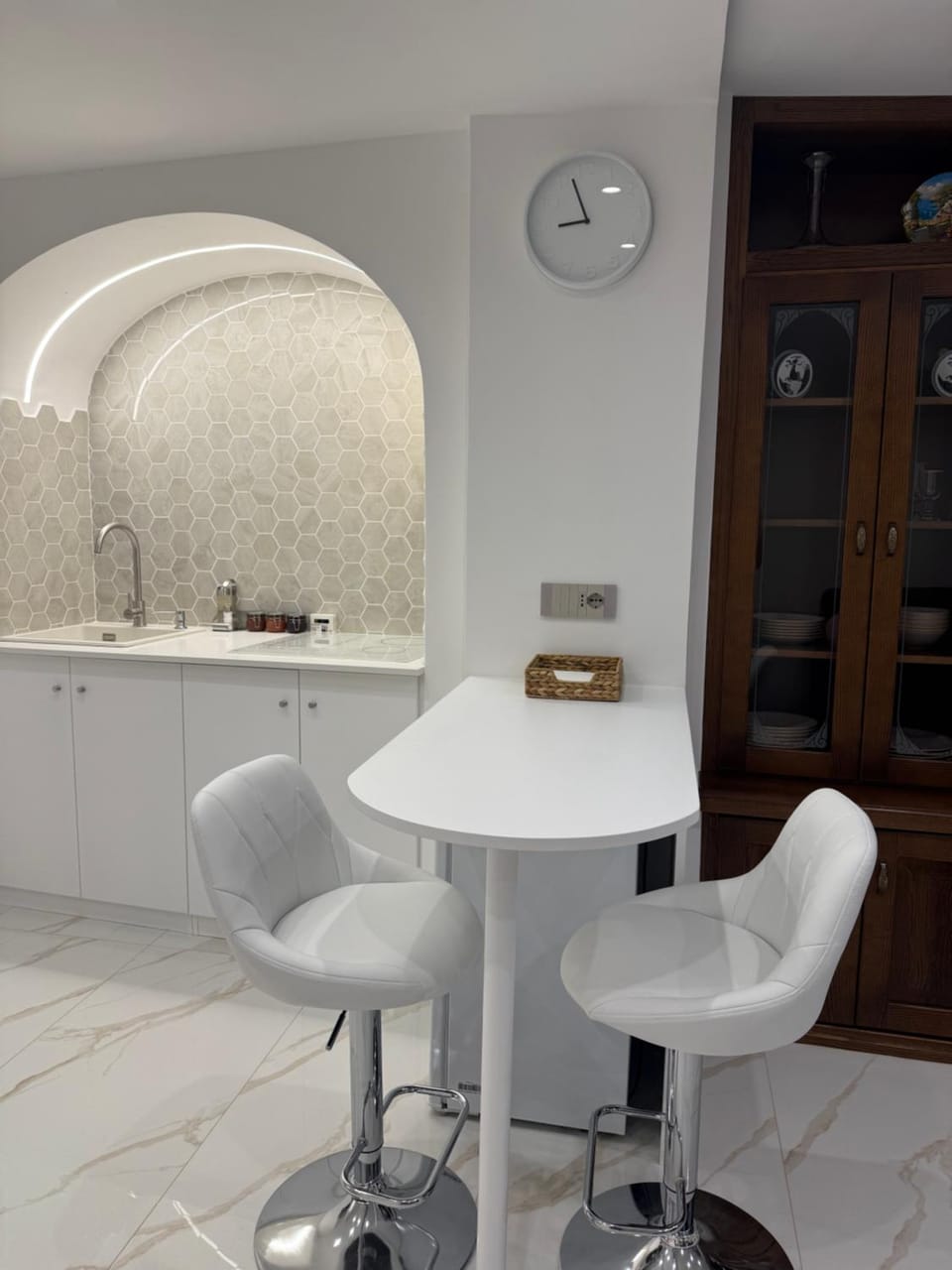 Kitchen or kitchenette, Dining area