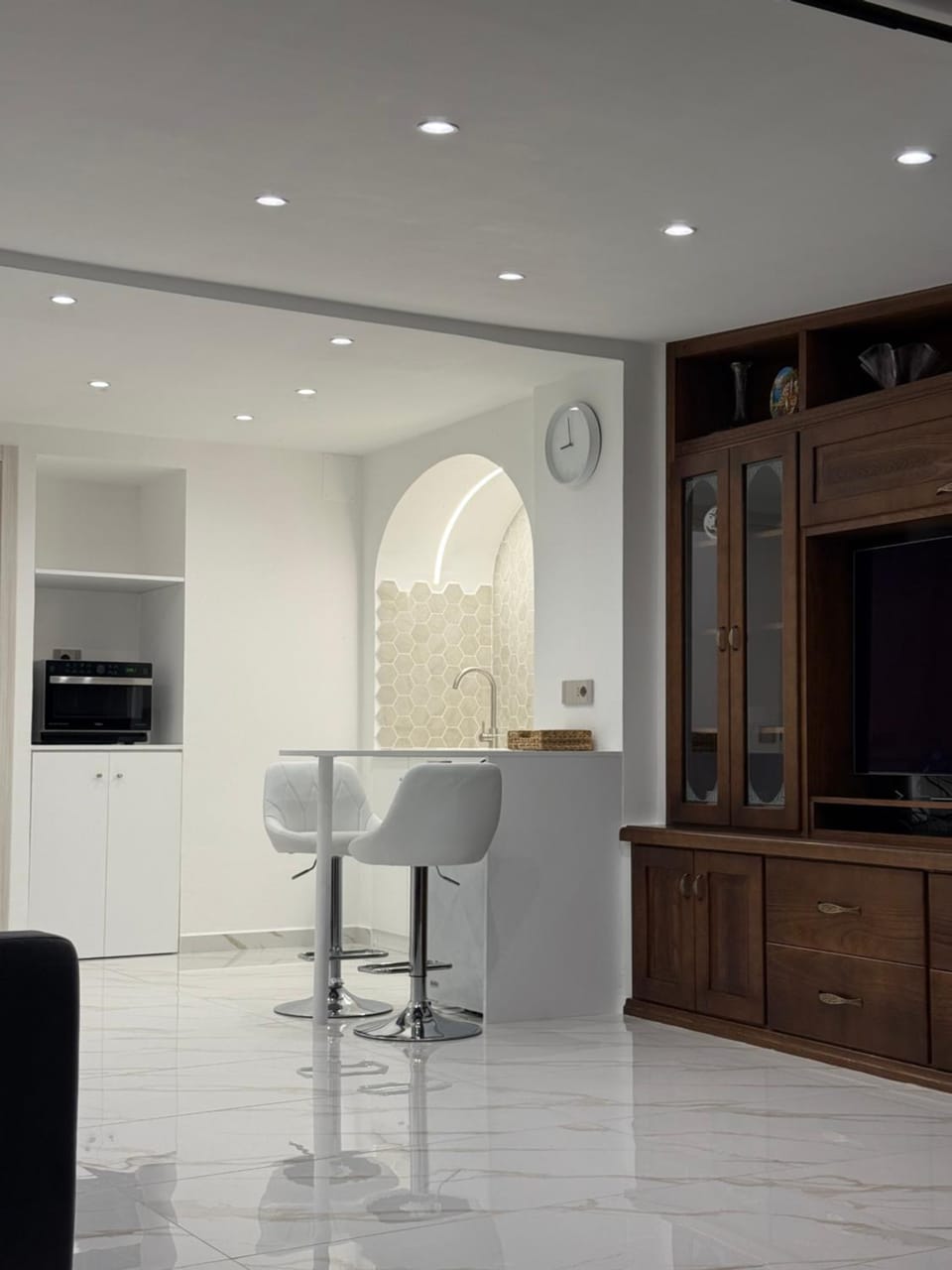 TV and multimedia, Kitchen or kitchenette, Living room, air conditioner