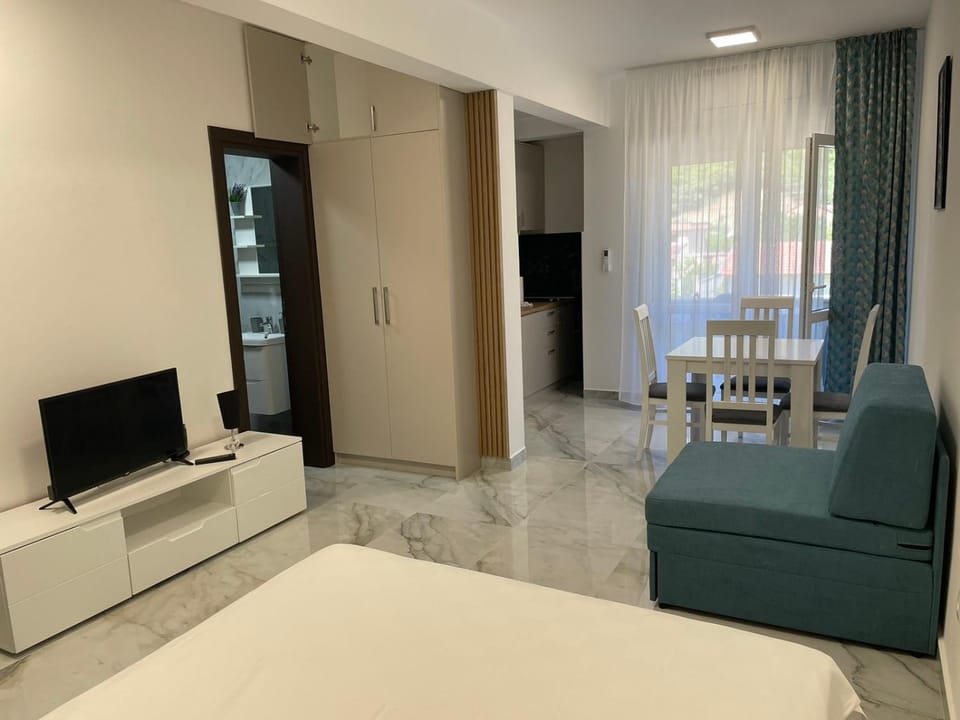 Bed, Photo of the whole room, Dining area, Bedroom