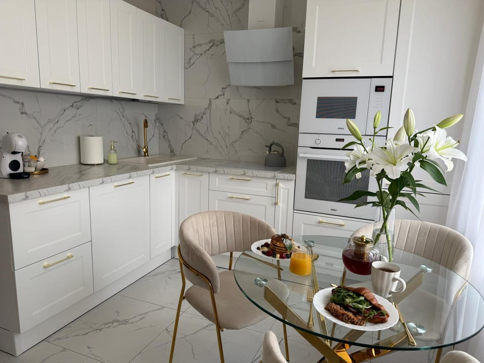 Kitchen or kitchenette, Food and drinks, Dining area, Food, oven, stove