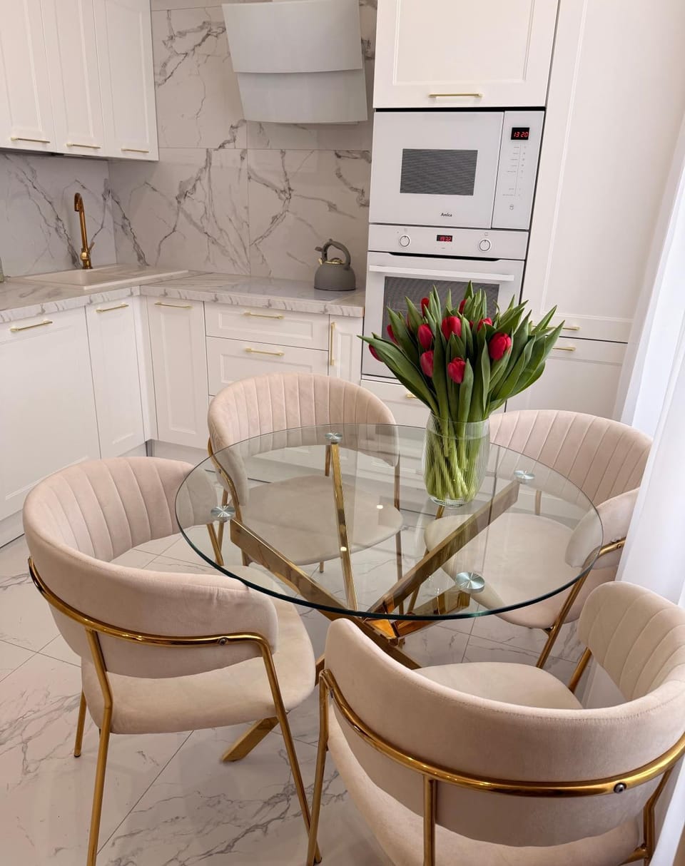 Kitchen or kitchenette, Dining area, oven, stove