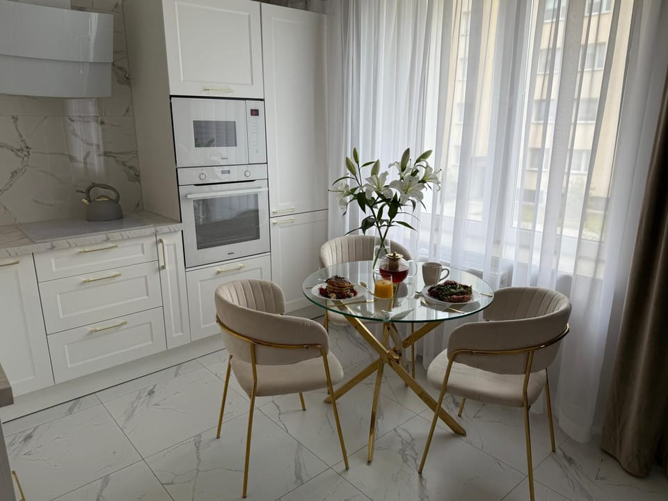 Kitchen or kitchenette, Dining area, oven, stove, toaster