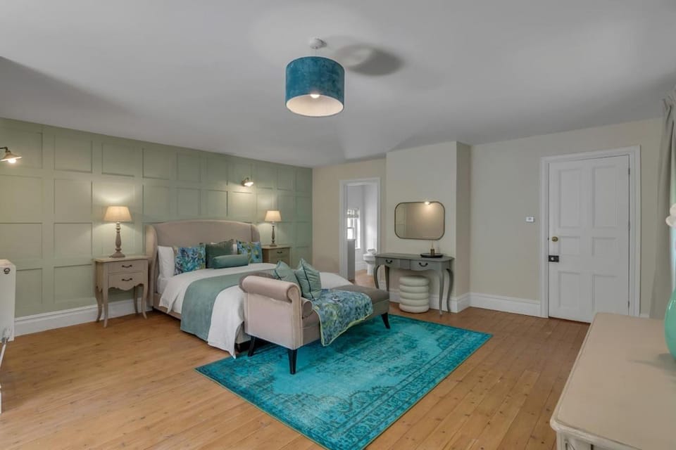 Stylish 4-Bed Apartment in Suffolk l Near Town House in Beccles