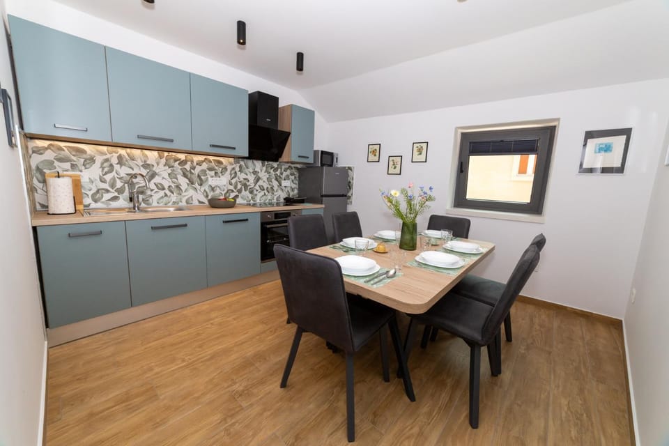 Kitchen or kitchenette, Seating area, Dining area, oven, stove