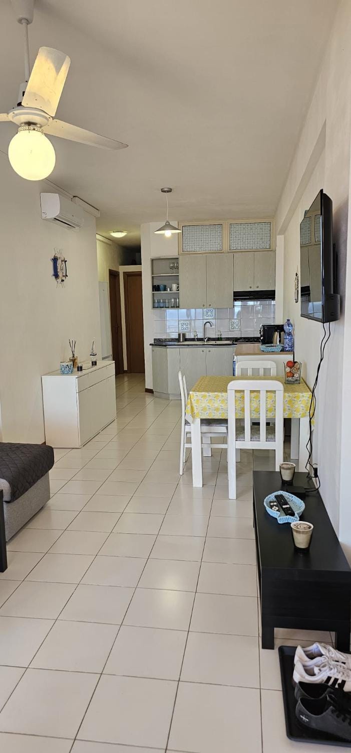 TV and multimedia, Kitchen or kitchenette, Dining area, oven, stove