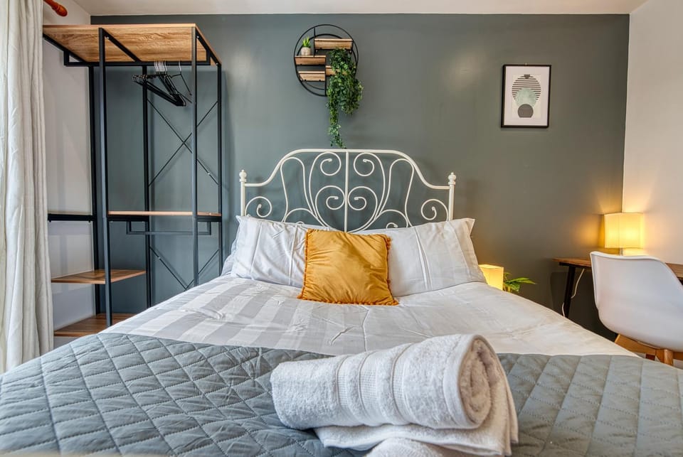 The Contractor City Spot with Parking Apartment in Derby