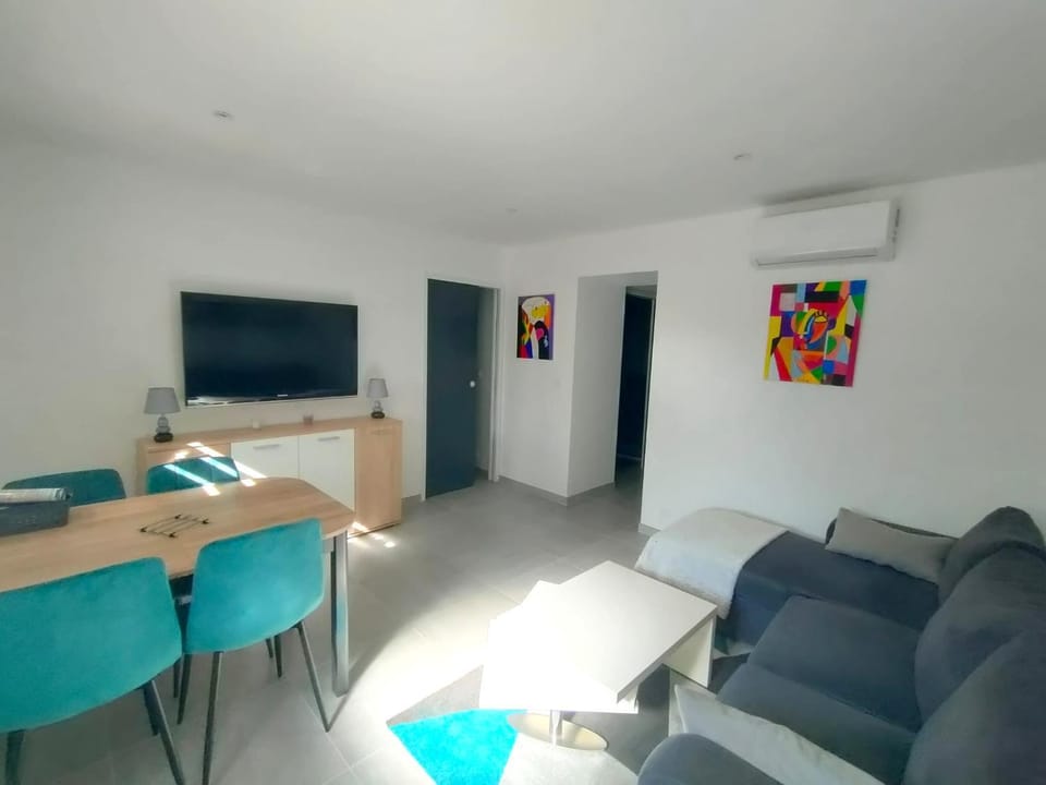 TV and multimedia, Living room, Seating area, Dining area