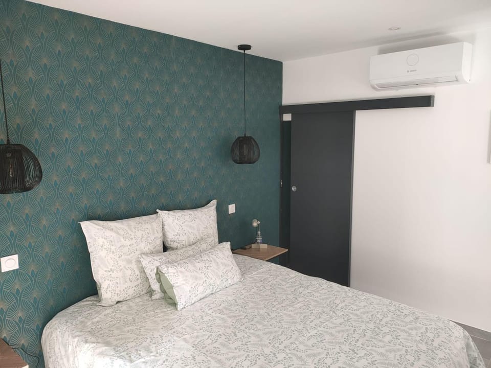Bed, Photo of the whole room, Bedroom, air conditioner