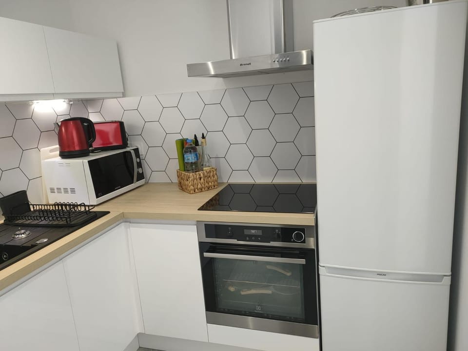 Coffee/tea facilities, Kitchen or kitchenette, oven, stove, toaster