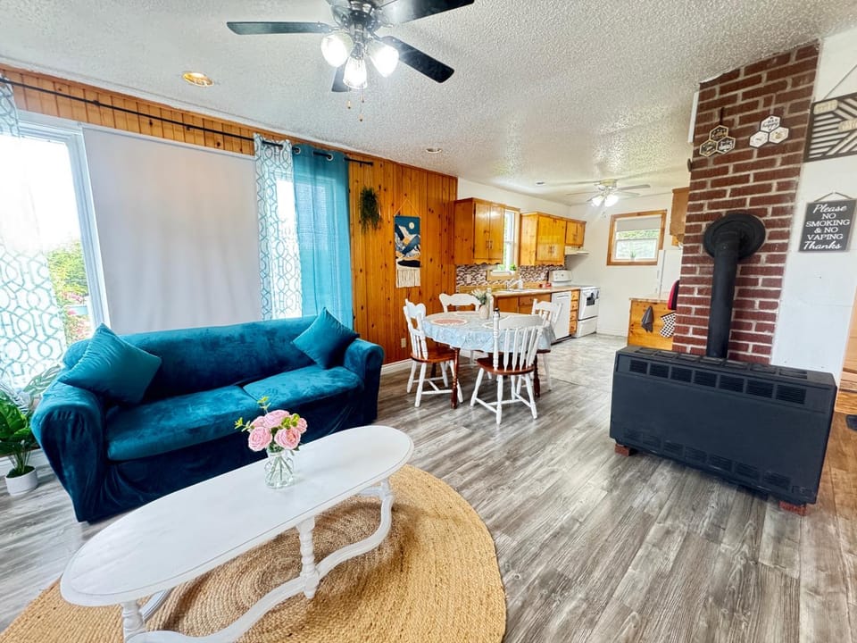 Living room, Seating area, Dining area, fireplace