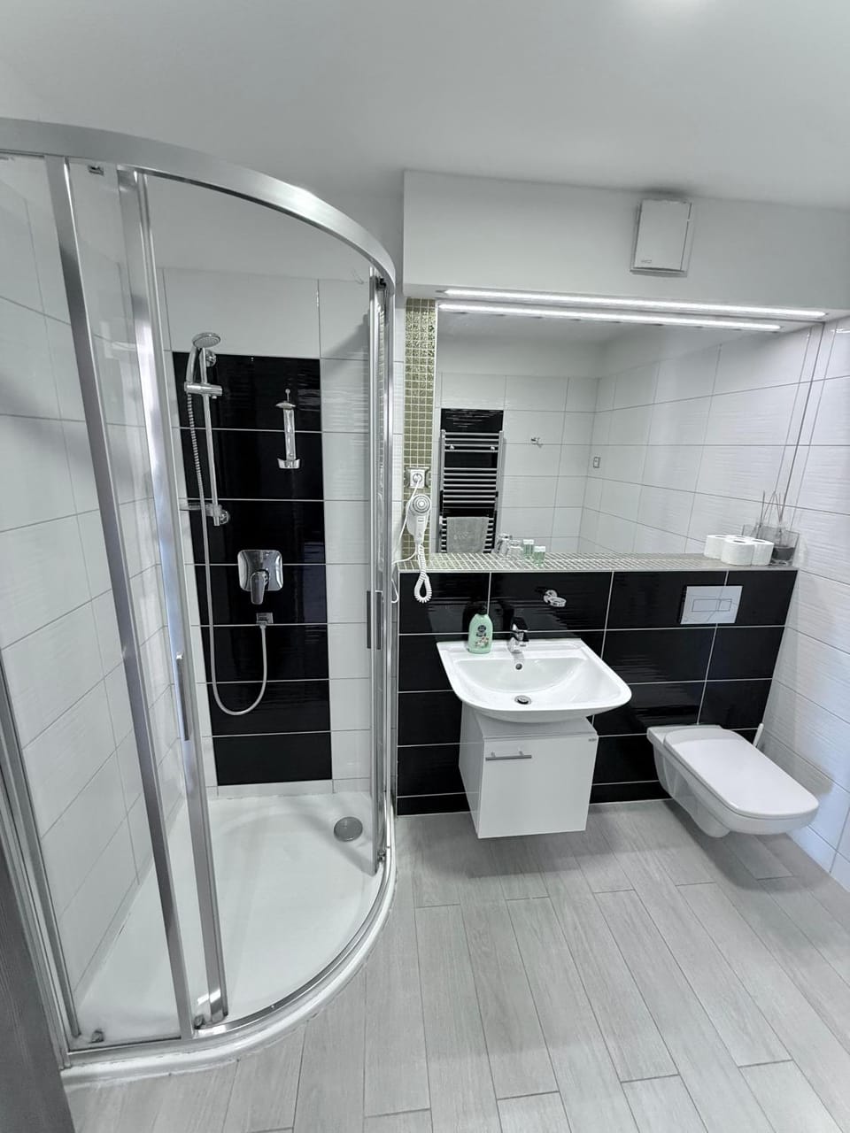 Shower, Toilet, Bathroom, towels