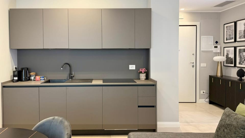 Coffee/tea facilities, Kitchen or kitchenette, stove