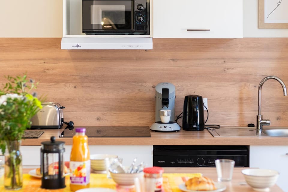 Coffee/tea facilities, microwave, oven, stove, toaster