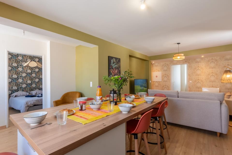 Bed, Living room, Seating area, Dining area, Bedroom
