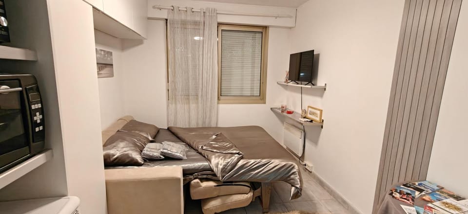 Bed, TV and multimedia, Living room, Bedroom