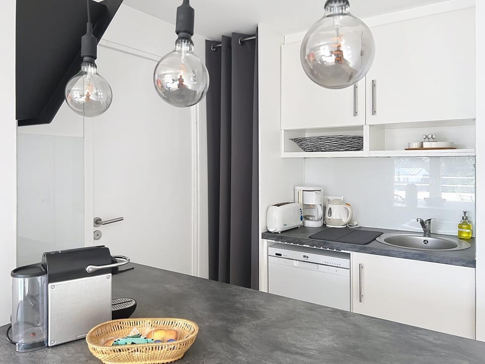Coffee/tea facilities, minibar, toaster, kitchen