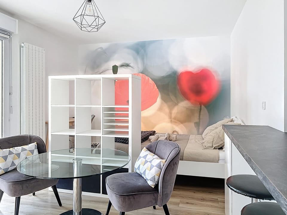 Seating area, minibar