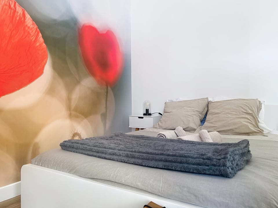Bed, towels