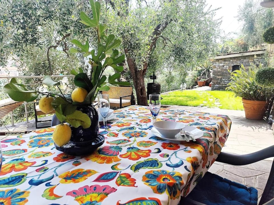 Patio, Day, Garden, Food and drinks, Dining area, Garden view