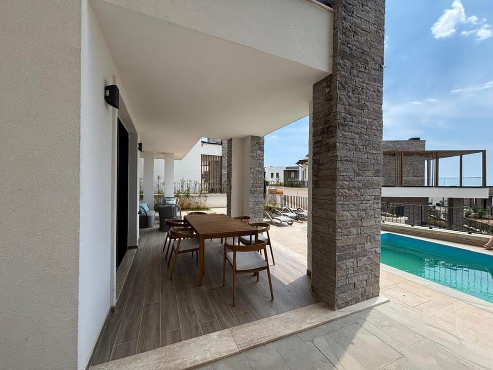 Dining area, Swimming pool, sunbed