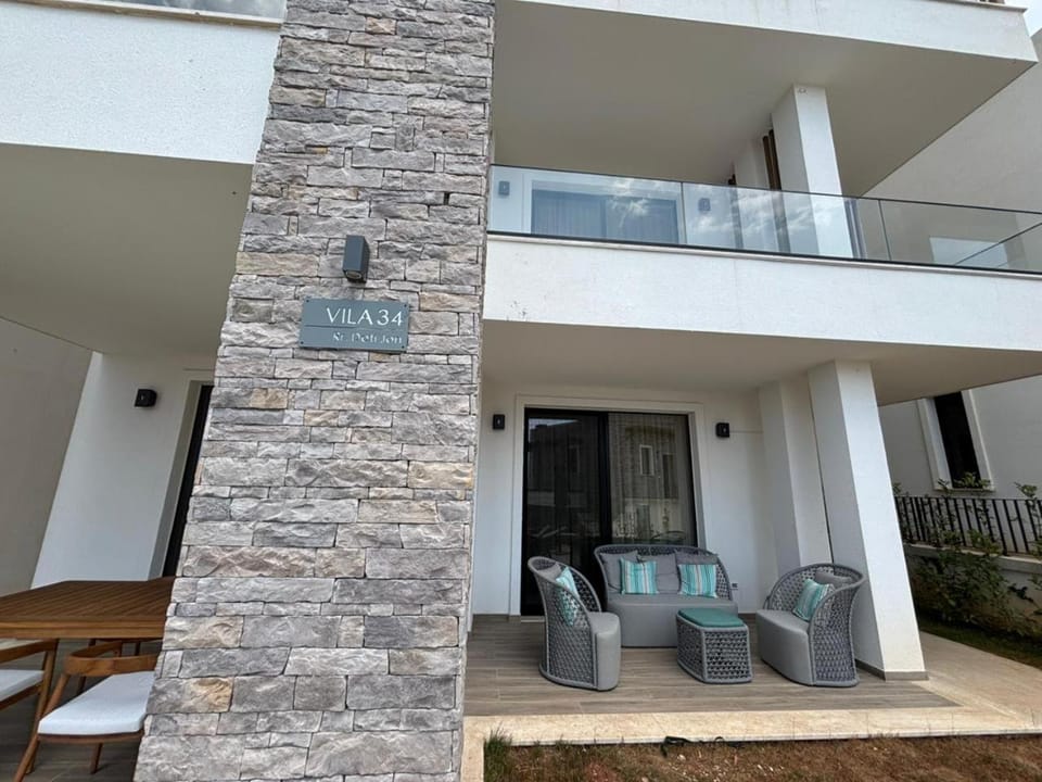 Property building, Balcony/Terrace, Seating area