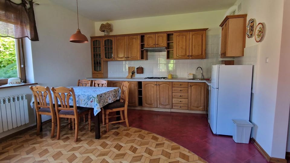 Kitchen or kitchenette, Dining area, oven
