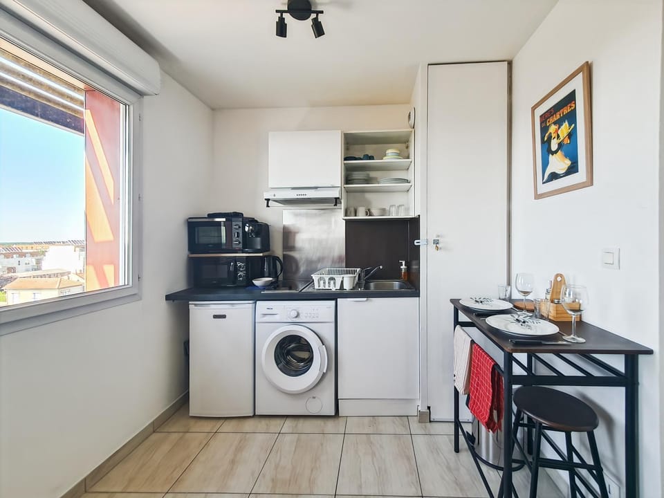 Coffee/tea facilities, Kitchen or kitchenette, Dining area, oven, stove, washing machine