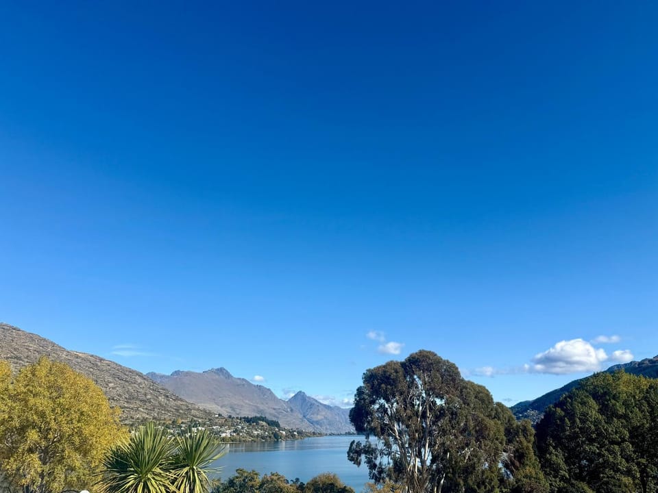 Luxury Lakeside Landing House in Queenstown