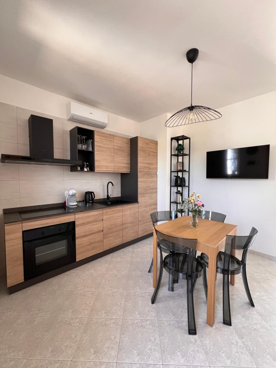 TV and multimedia, Kitchen or kitchenette, Dining area, oven