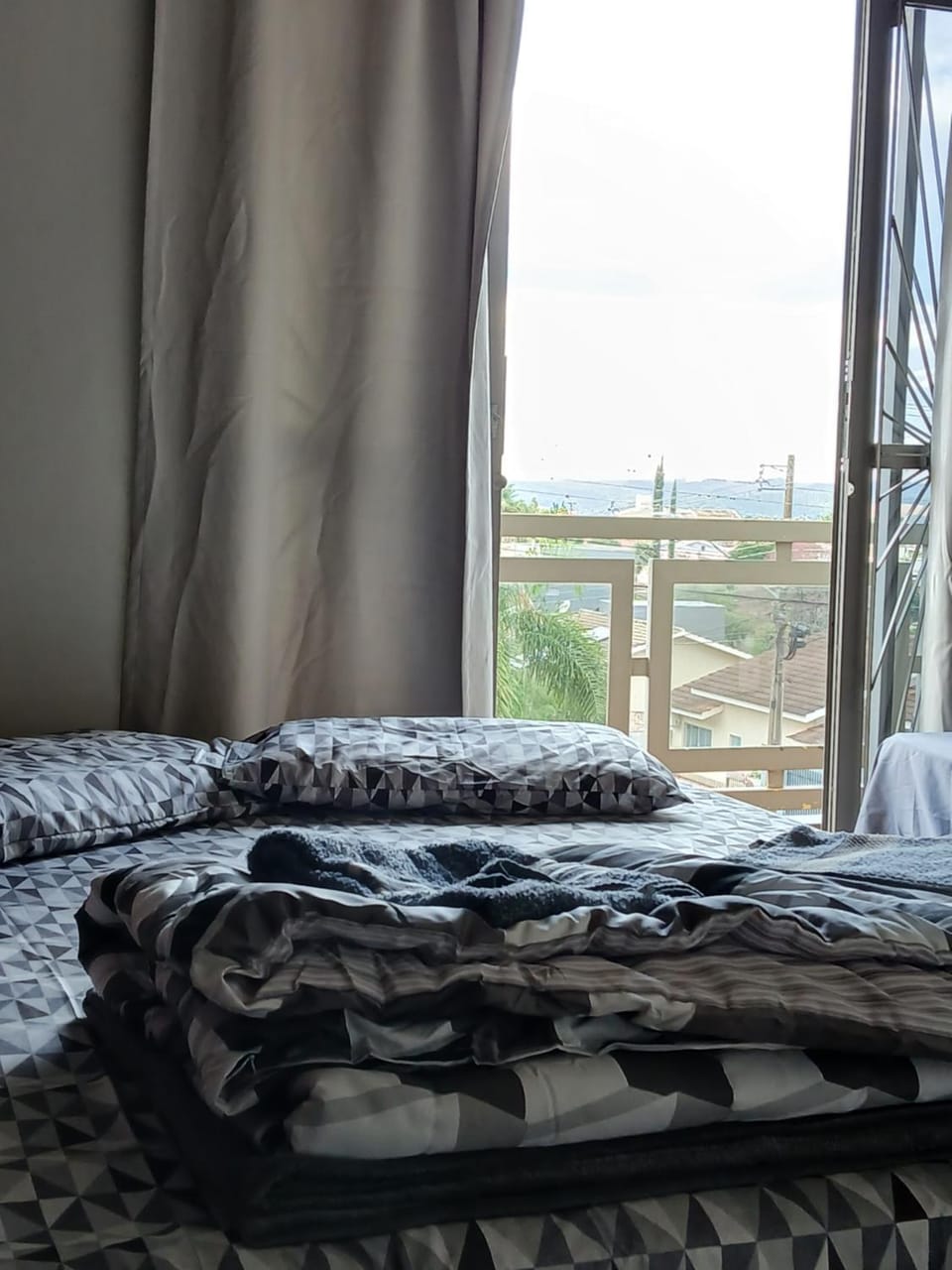 Bed, towels