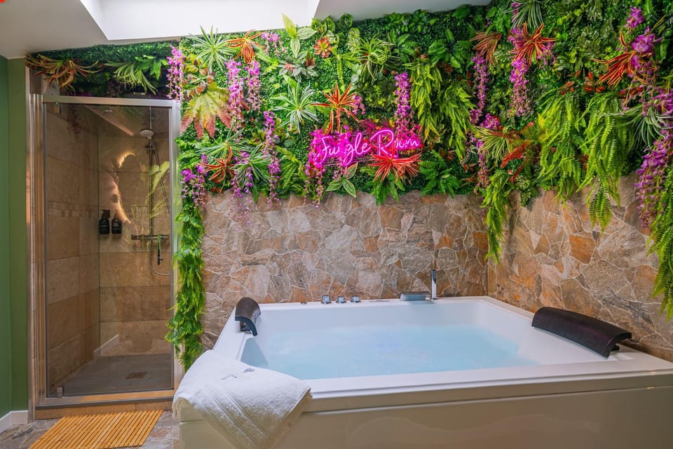 Shower, Hot Tub, Spa and wellness centre/facilities