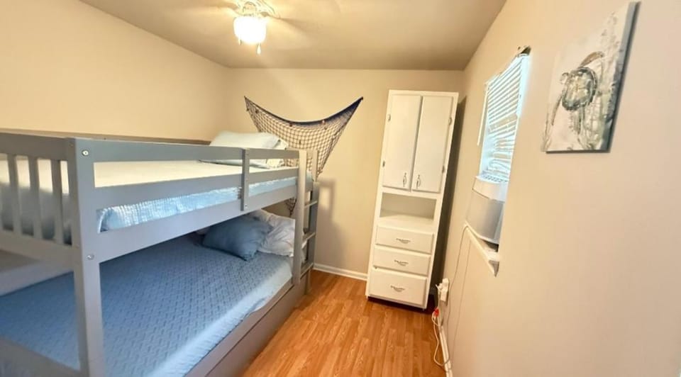 Bedroom, bunk bed