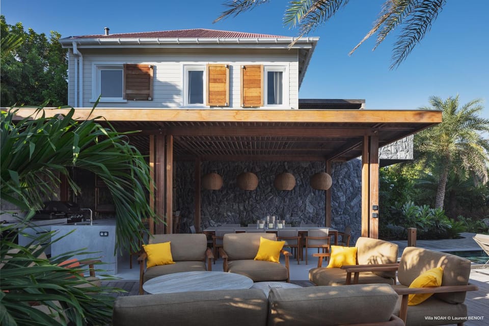 Property building, Patio, Balcony/Terrace, Seating area, Garden view