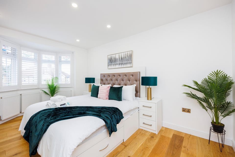 5 Bedroom House , Free Parking , Pool Table , Arcade Machine , Garden , Sleeps 9 , Offers , Ideal For Contractors , Families , Long Term Stays House in Sidcup