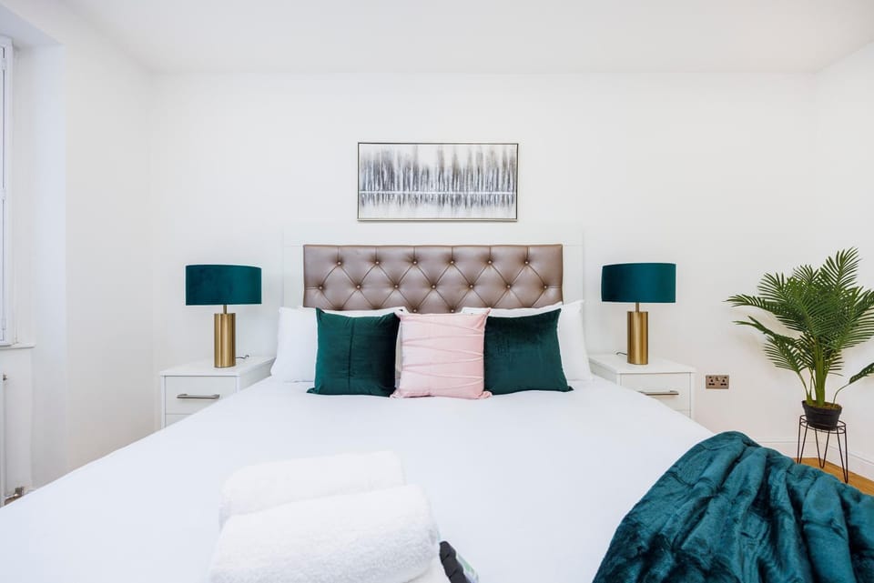 5 Bedroom House , Free Parking , Pool Table , Arcade Machine , Garden , Sleeps 9 , Offers , Ideal For Contractors , Families , Long Term Stays House in Sidcup