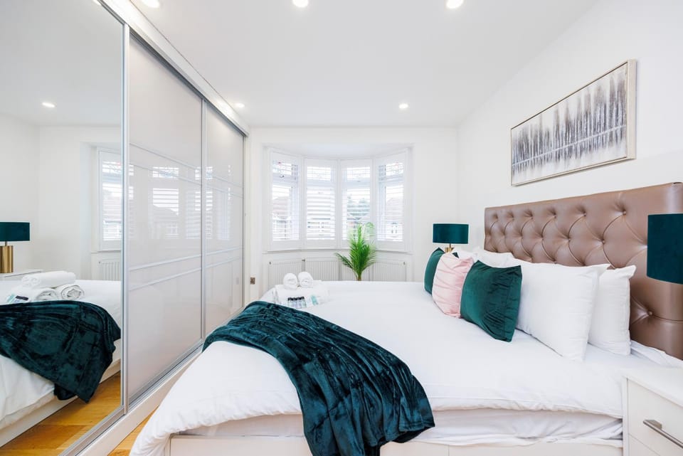 5 Bedroom House , Free Parking , Pool Table , Arcade Machine , Garden , Sleeps 9 , Offers , Ideal For Contractors , Families , Long Term Stays House in Sidcup
