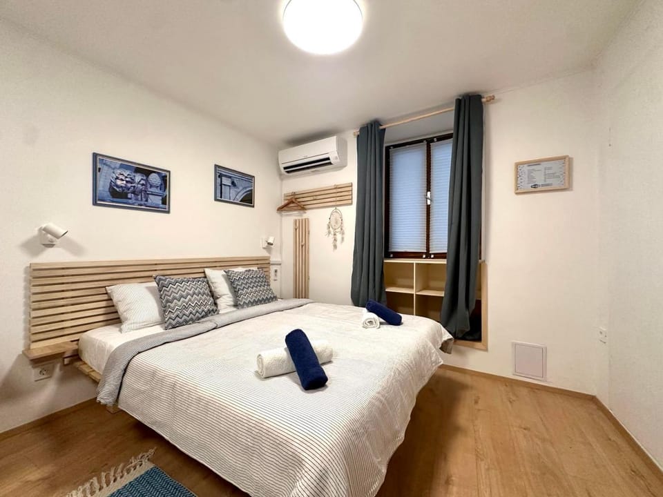 Bed, Photo of the whole room, air conditioner