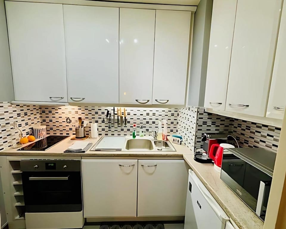 Coffee/tea facilities, Kitchen or kitchenette, oven, stove
