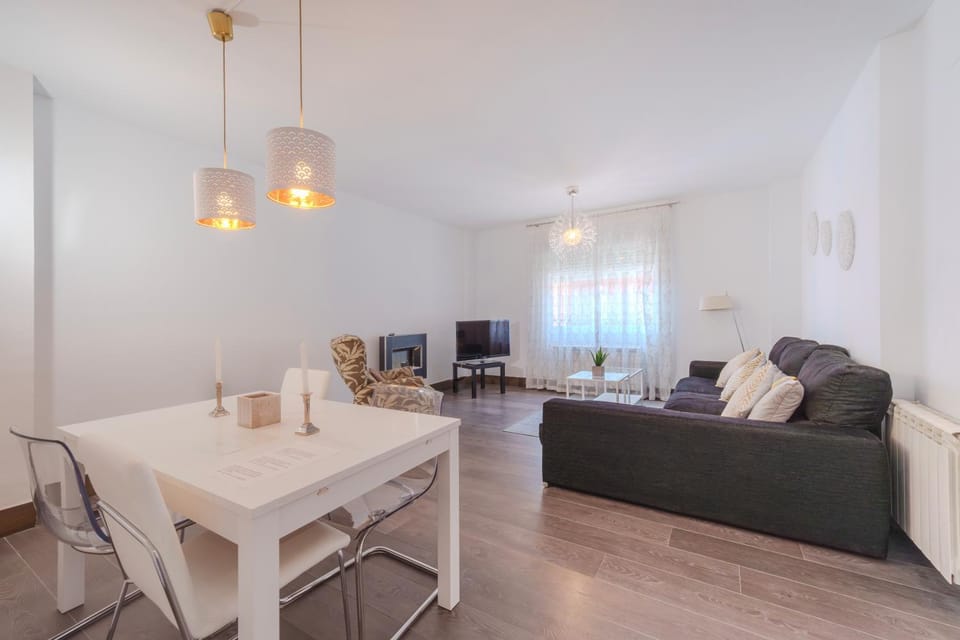 TV and multimedia, Living room, Seating area, Dining area