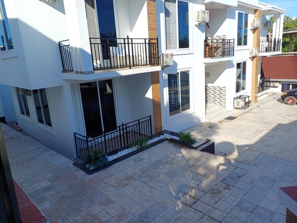 Property building, Balcony/Terrace, Parking